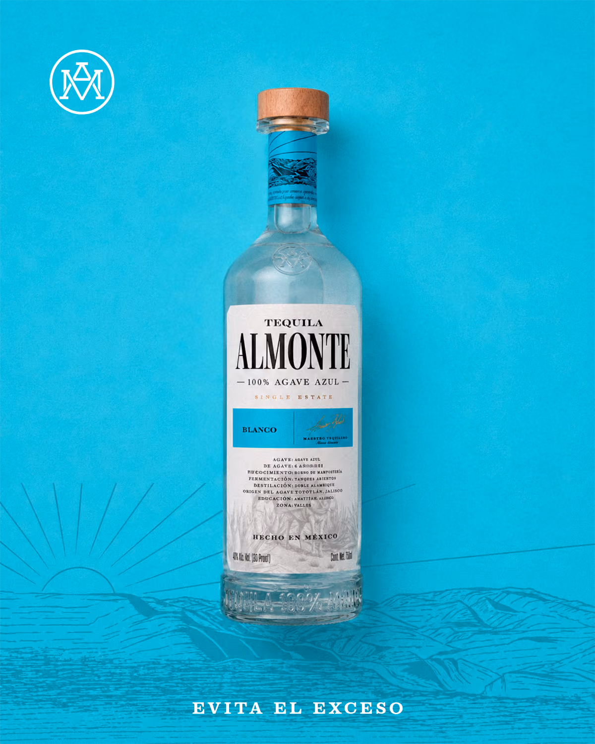 Botella de Almonte Blanco sobre fondo turquesa. Evita el exceso.