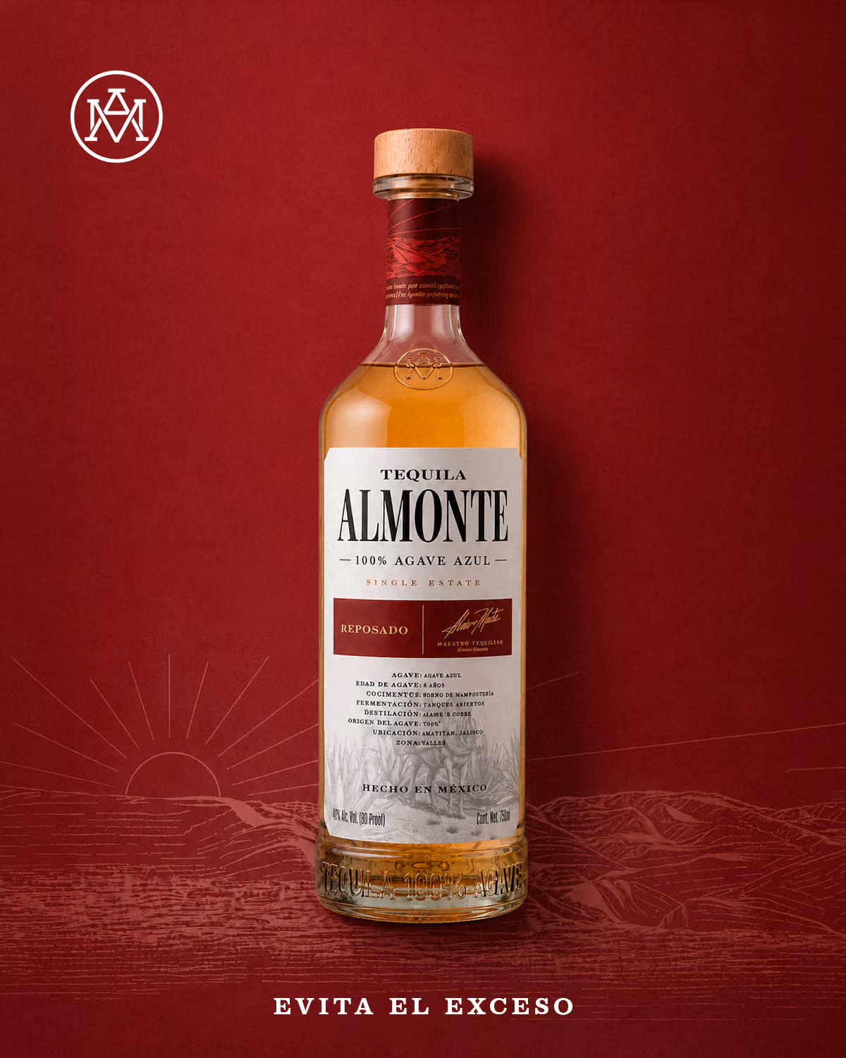 Botella de Almonte Reposado sobre fondo rojo. Evita el exceso.