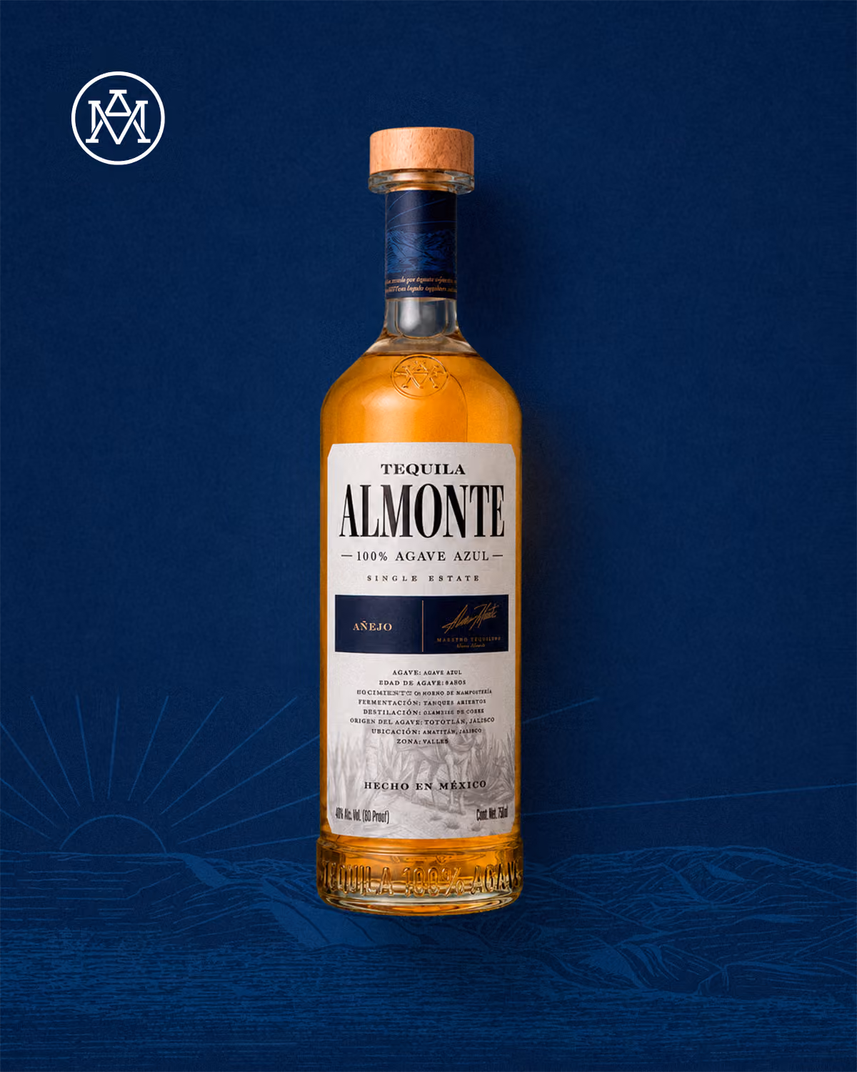 Botella de Almonte Añejo sobre fondo azul oscuro. Evita el exceso.