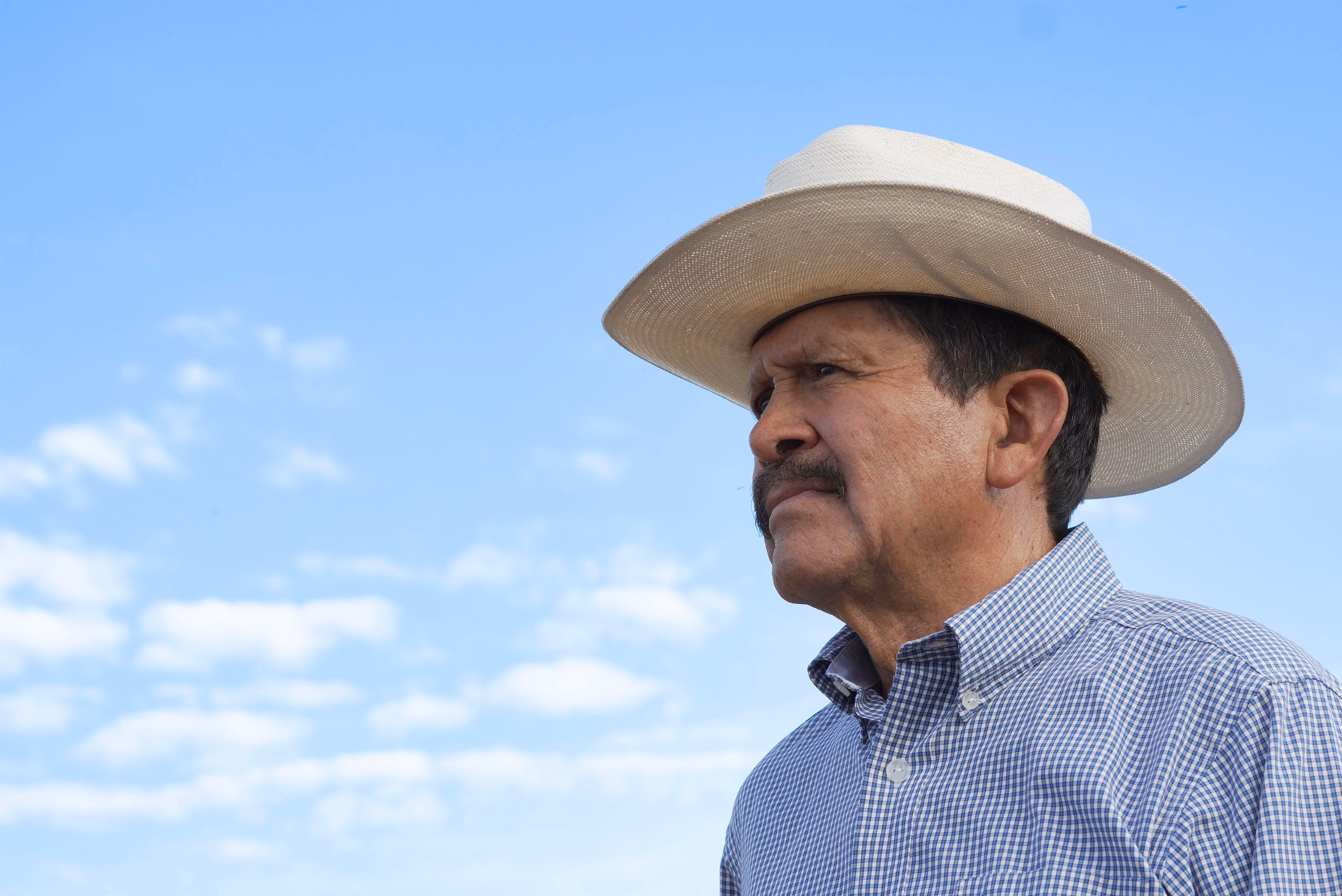 Álvaro Montes con sombrero blanco, bajo el cielo de Amatitán.